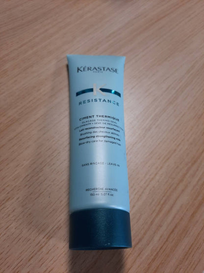 303079 - KÉRASTASE Qumësht flokësh Résistance, 150 ml, efekt kundër majave të ndara, mbrojtje nga nxehtësia deri në 230°C, për flokë të dëmtuar