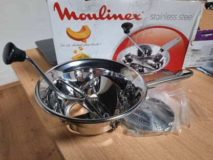 195933 - MULLINEX - Mulli manual për perime, Modeli Klasik A40106, prej Çeliku Inoks, Bluarje e Lehtë, i Vogël, Përshtatshëm për Përgatitjen e Pure, Supës dhe Kompostos, i Sigurt për Lavatriçe, Prodhuar në Francë