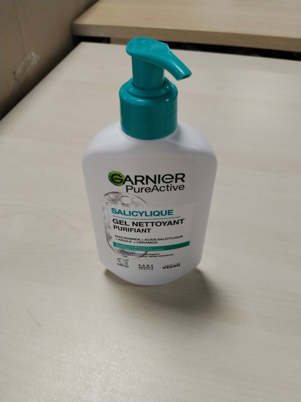 303997 - GARNIER Xhel Pastrues me Shkumë - 250 ml - Pastron, Hidraton dhe Largon Papastërtitë - Acid Hialuronik, Ceramide, Argjilë - Vegan dhe Pa Mizori - Të Gjitha Llojet e Lëkurës