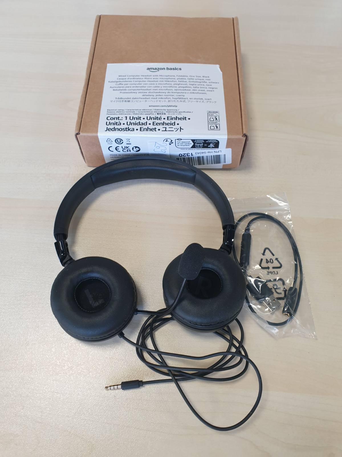 296101 - KUFJE KOMPJUTERI ME TELA AMAZON BASICS PËR NË VESH, ME MIKROFON TË RREGULLUESHËM, PORTË 3.5 MM OSE KONTROLA TË INTEGRUARA ME PORTË USB-A, TË PALOSSHME, MADHËSIA S/M, TË ZEZA