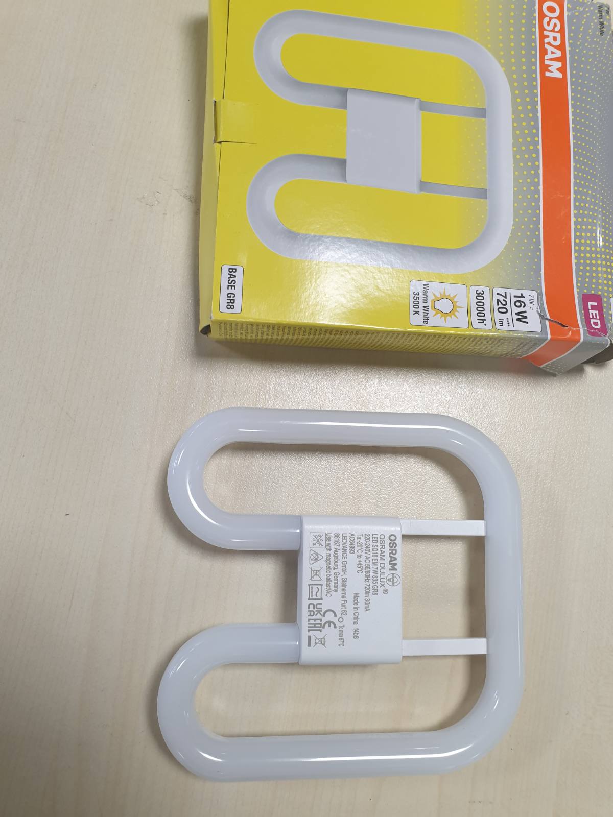 198071 - OSRAM LED DULUX SQ16 EM, GR8, 7W, 720lm, 3500K, Dritë e Bardhë e Ngrohtë, Zëvendësim LED për Llambat Fluoreshente Kompakte me Bazë GR8 me 2 Kunja, Jëtgjatësi e Madhe, Pa Kohë Ngrohjeje