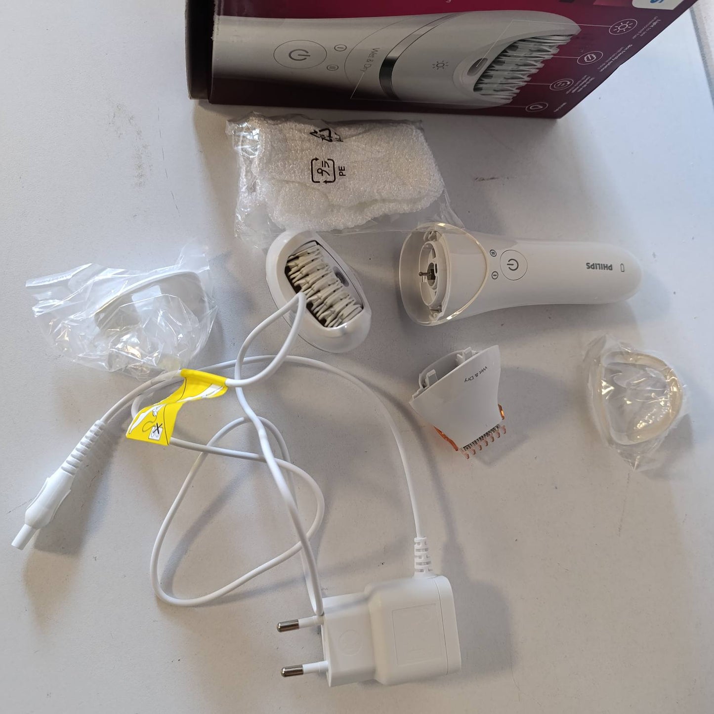 292259 - PHILIPS Series 8000, Depilator i thatë dhe i lagësht pa tel për këmbë dhe trup, me 6 aksesorë, makinë prerëse dhe aksesor për eksfoliimin e trupit, modeli BRE715/00