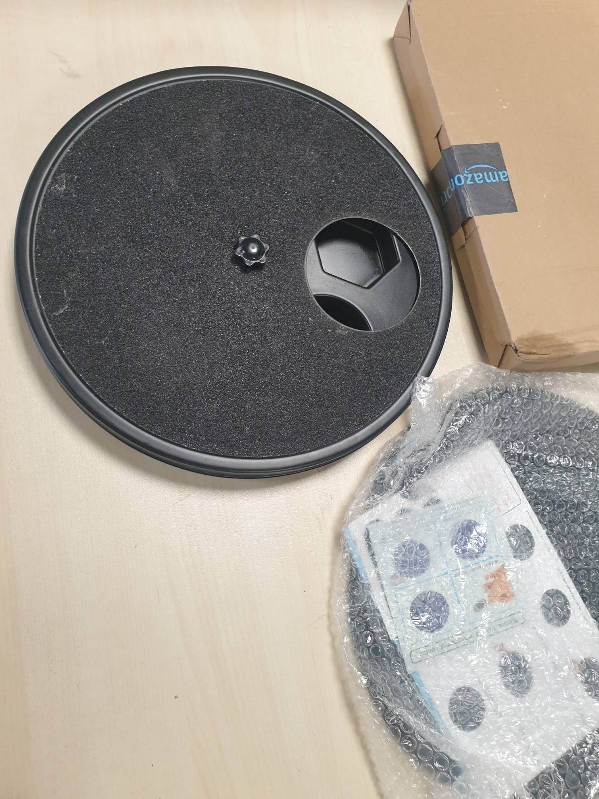 197917 - FURBO Shtyllë Kruarjeje për Qen me Kuti Trajtuesh, Mulli Thonjsh me 6 Ndarje, Rrotullim 360°, Materiali Plastik, Ngjyra e Zezë