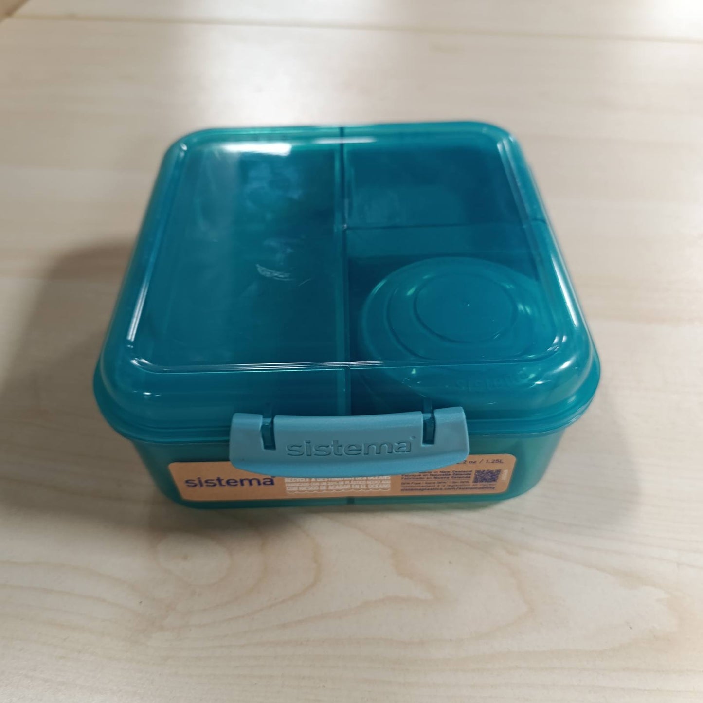 198177 - SISTEMA Kuti Dreke Bento Box Plastike me Ndarje 1.25L për Fëmijë dhe të Rritur, Ngjyrë Bruz, Materiali: Plastikë e Ricikluar