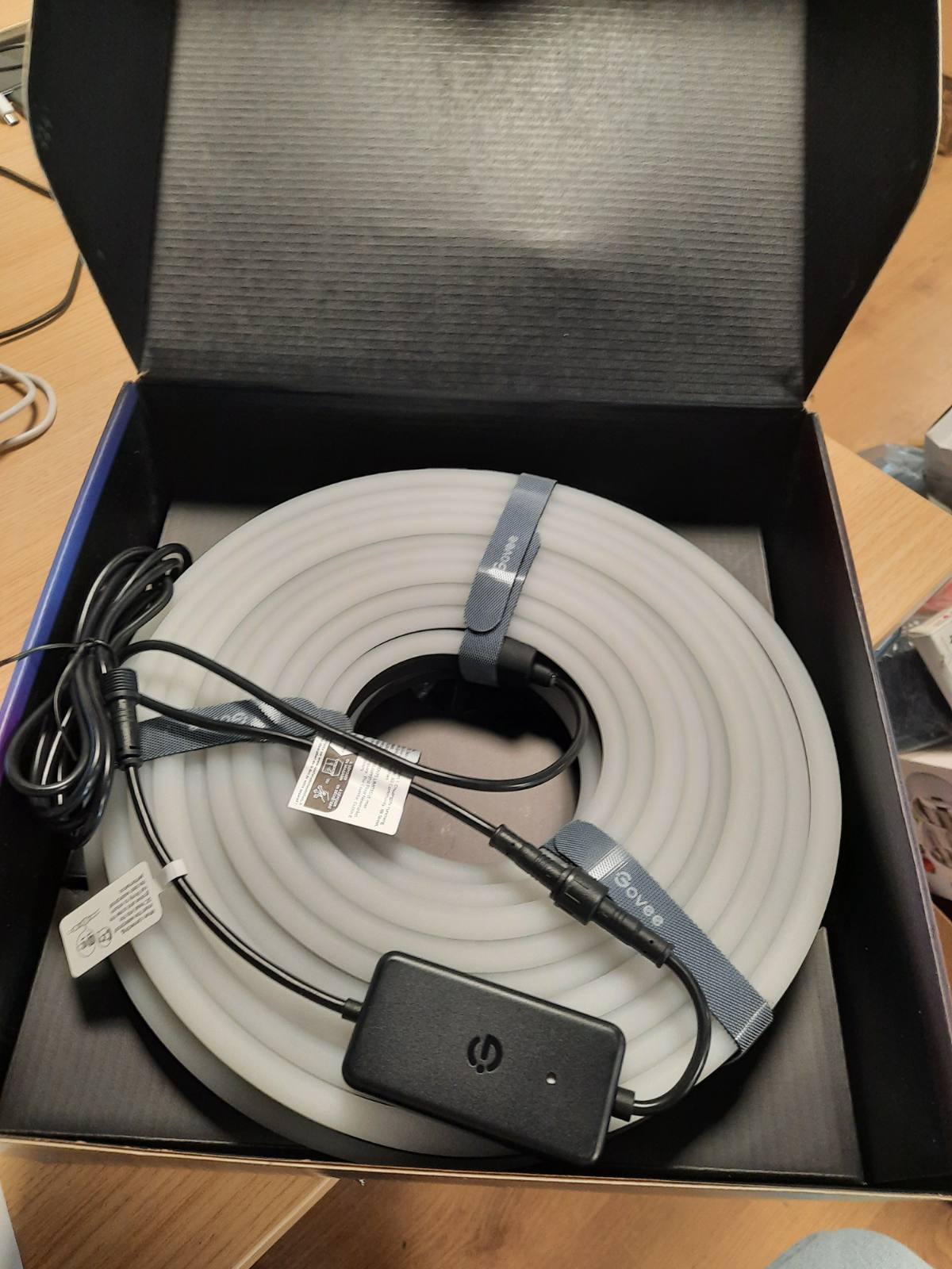 195063 - GOVEE Shirit LED për Jashtë 10m, RGBIC me mbi 64 Modalitete Skenash, Sinkronizim Muzike, Kompatibël me Alexa dhe Google Assistant, IP67 të Papërshkueshme nga Uji, për Dekorim Kopshti, Muri, Dyshemeje