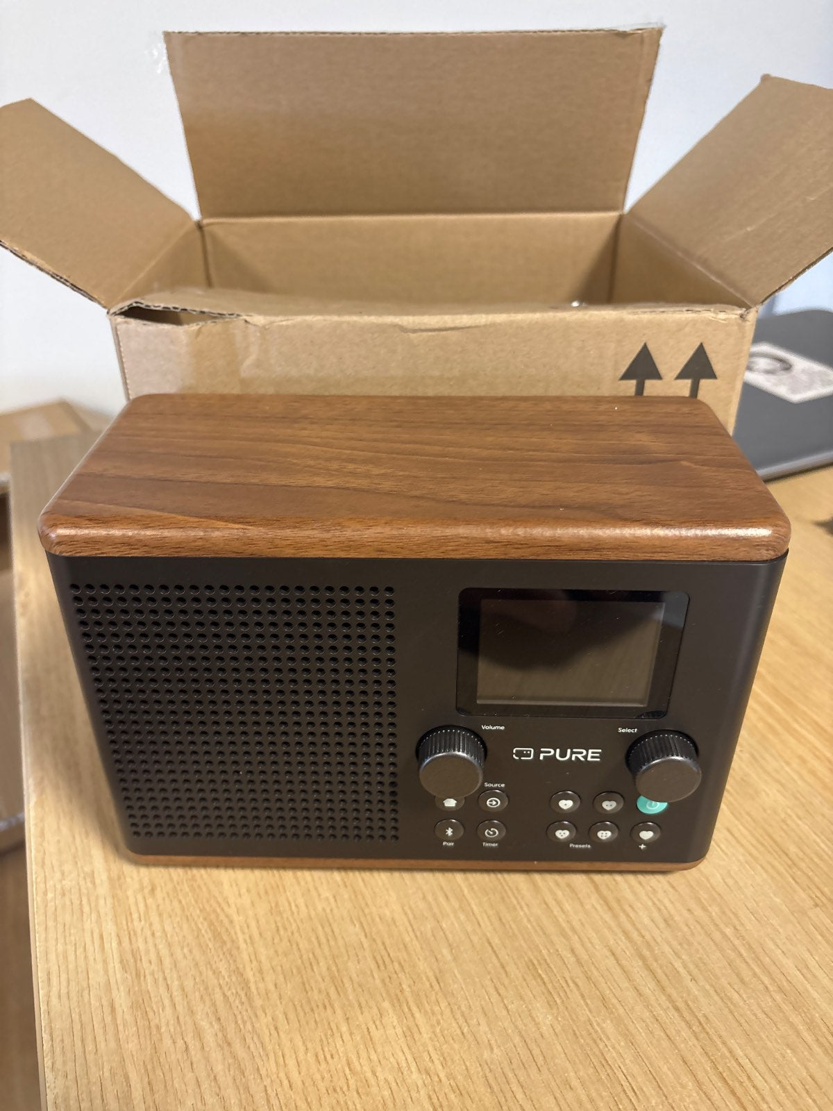 158652 - Pure Classic H4 Radio Dixhitale për Kuzhinë (DAB+/FM, Bluetooth, USB, AUX, Kohëmatës Kuzhine, Alarm), Ngjyrë e zezë kafe (Coffee Black) / Dru arre (Walnut).