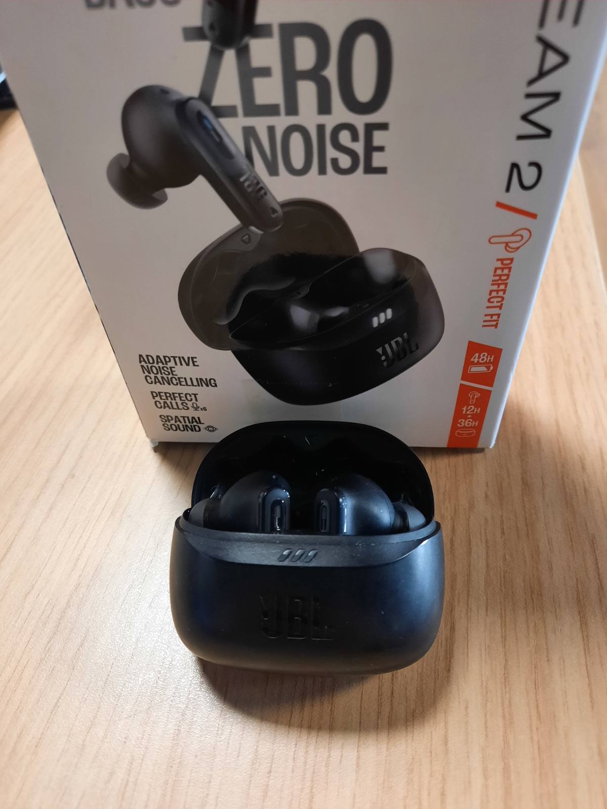 276321 - JBL Tune Beam 2, Kufje pa tel Bluetooth, Anulim zhurmash, Jetëgjatësi baterie 48 orë, Rezistencë ndaj ujit dhe pluhurit IP54, Lidhje me shumë pika, Dizajn brenda këmbës, E zezë