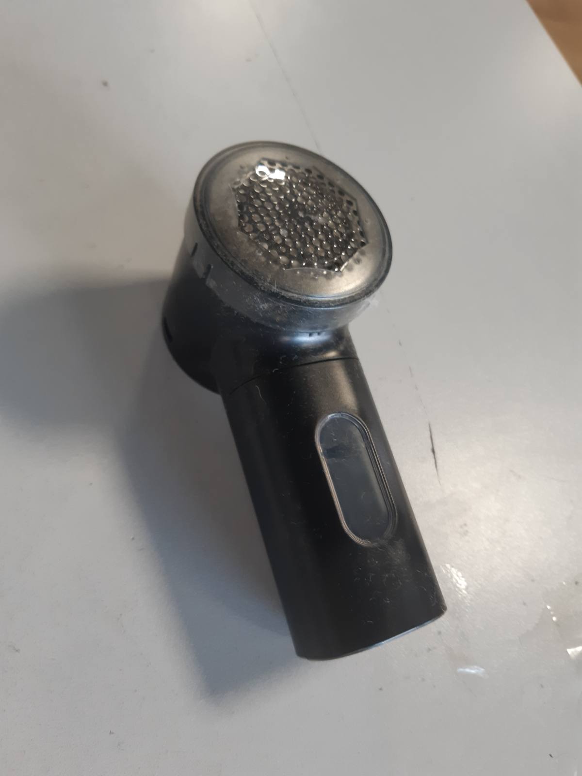 197872 - PORTENTUM Heqës Pushi Elektrik – Ekran LED, 3 Shpejtësi, 9,000 RPM, Teh me 6 Fletë, Jetëgjatësi Baterie 2 Orë, Rikarikueshëm përmes USB C, Kompakt dhe i Fuqishëm për Rroba dhe Pëlhura Shtëpiake