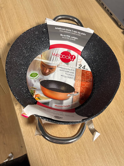 196745 - WECOOK! Tigan Profesional i Ulët 24cm i Sigurt për Induksion, Tigan Ekologjik Jo-ngjitës pa PFOA, Alumin i Farkëtuar, Trashësi 2.8 mm, Sipërfaqe Bakri, Dorëza Çeliku Inox, i Sigurt për Soba Qeramike dhe Furrë