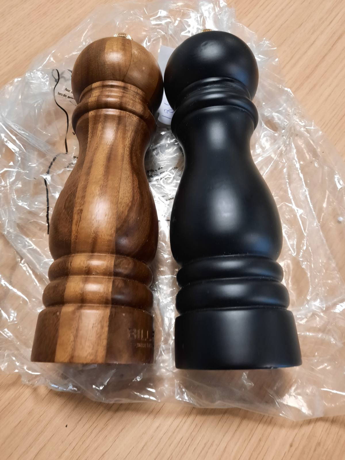 184886 - Bill.F Set mulliri për kripë dhe piper, Set mulliri për piper prej druri me 2 përzierës manualë për kripë dhe piper, i rimbushshëm, 17.8 cm (Ngjyrë e zezë dhe druri)