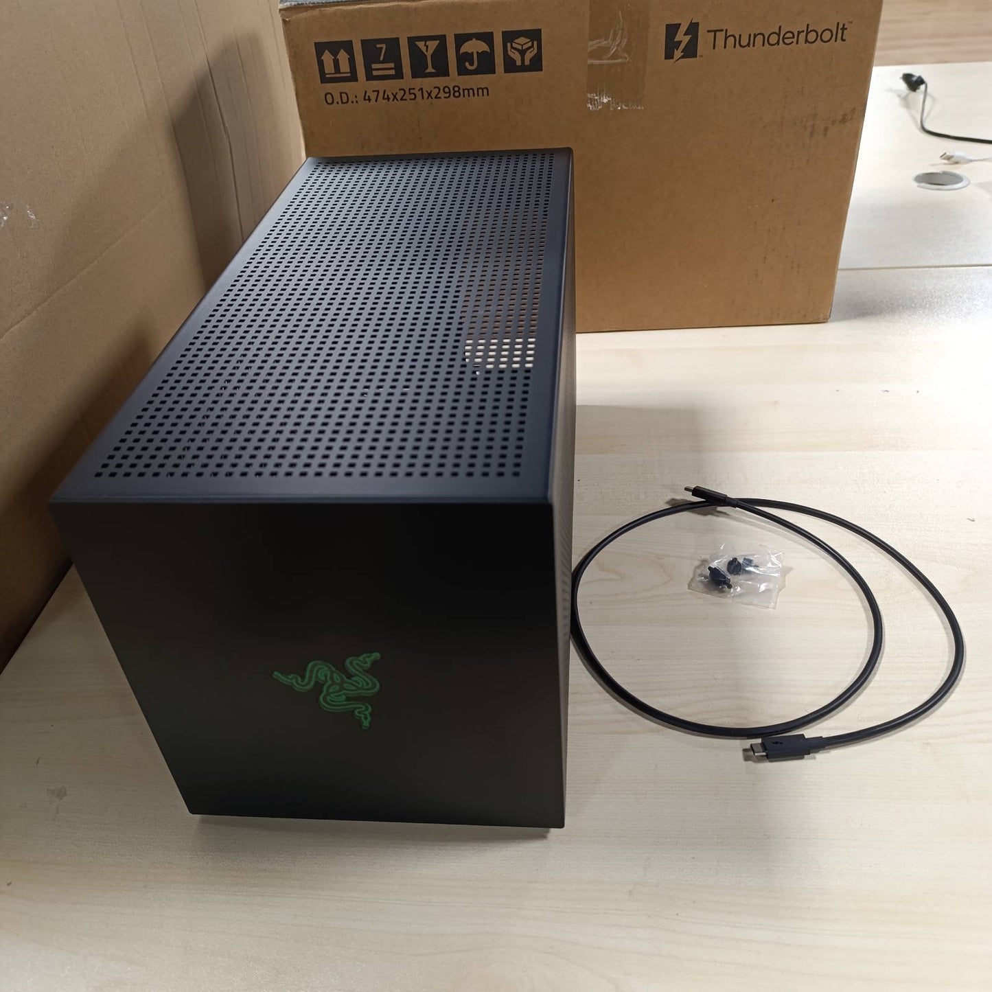 292041 - RAZER Core X V2, Kuti Grafike e Jashtme për Desktop për Laptopët Thunderbolt, Performanca e Gjeneratës së Ardhshme Thunderbolt 5, Kuti Çeliku e Ventiluar, Mbështet Kartat Grafike PCIe me Hapësira deri në 3.5 inç, E Zezë