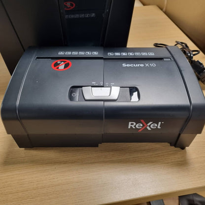 292239 - REXEL Shredder letre me prerje tërthore X10, copëton 11-10 fletë (70-80 gsm), Siguri P4, Kosh i lëvizshëm 18 litra, i qetë dhe kompakt, 2020124