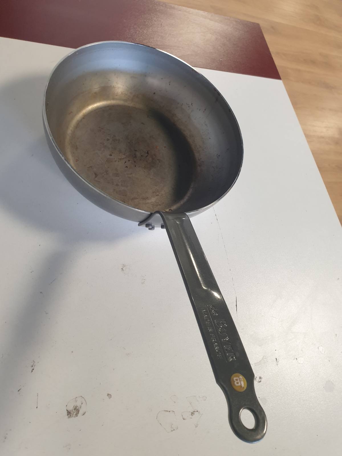221460 - DE BUYER - Tigan Çelik MINERAL B - 24 cm - Prodhuar në Francë, Pa PFAS, Natyral Jo-ngjitës, Dorezë e Kufizuar dhe Me Fund Dylli Blete