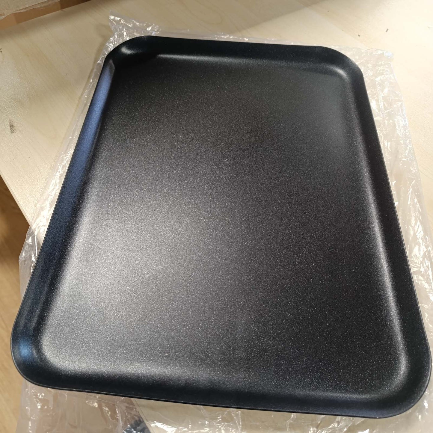 185100 - Grunwerg Tabaka Plastike Drejtkëndore për Ushqim dhe Pije, me Sipërfaqe Gome me Kapje të Lartë, 45 x 35 cm, Set prej