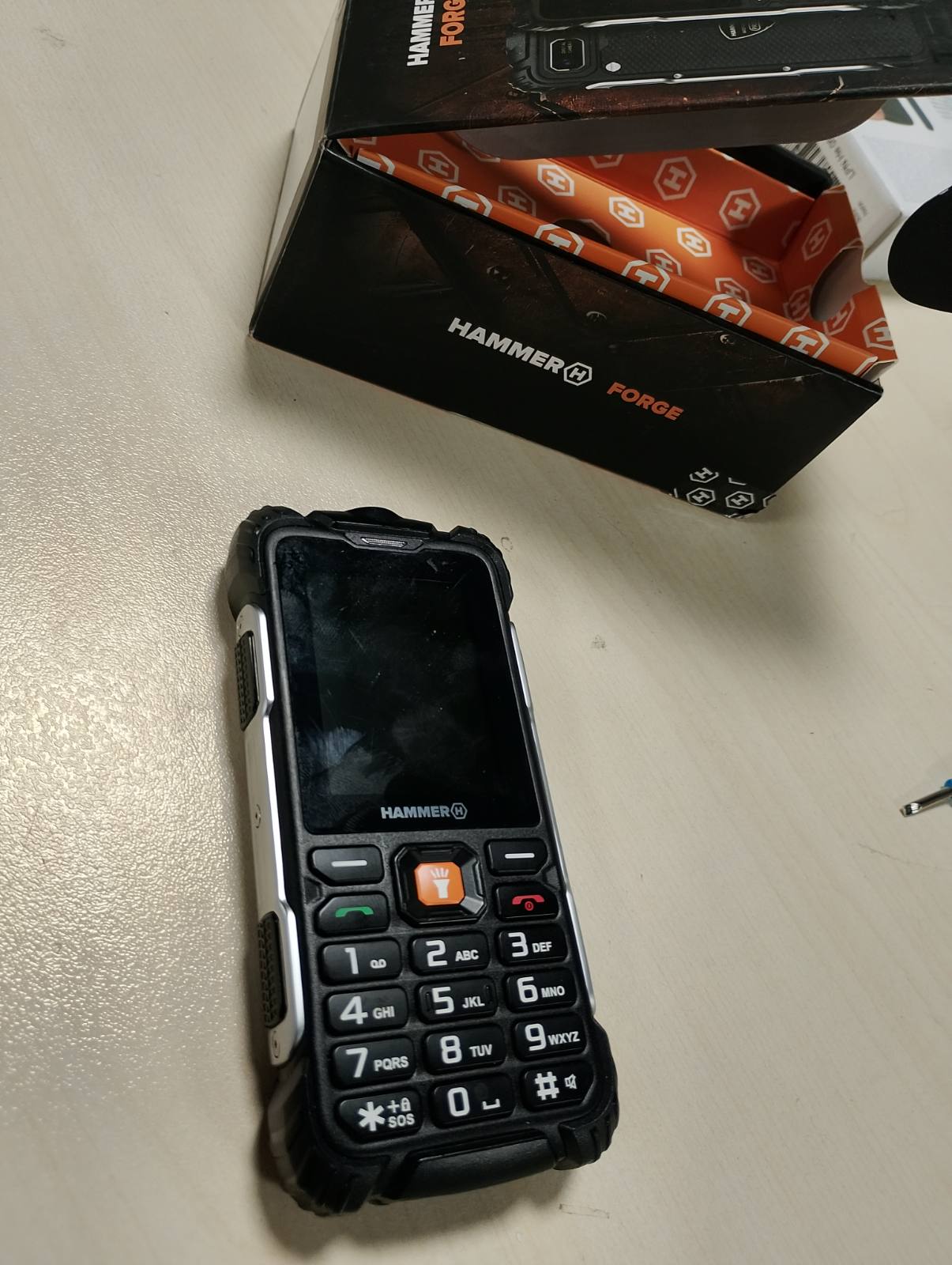 292634 - Hammer H Forge Telefon celular për përdorim në natyrë (i zhbllokuar), bateri 2300mAh, 32GB, ekran TFT 2.4", butona të mëdhenj, dritë dore, kamerë 2MP, radio FM, USB-C, dy karta SIM, IP68/MIL-STD-810H, i zi