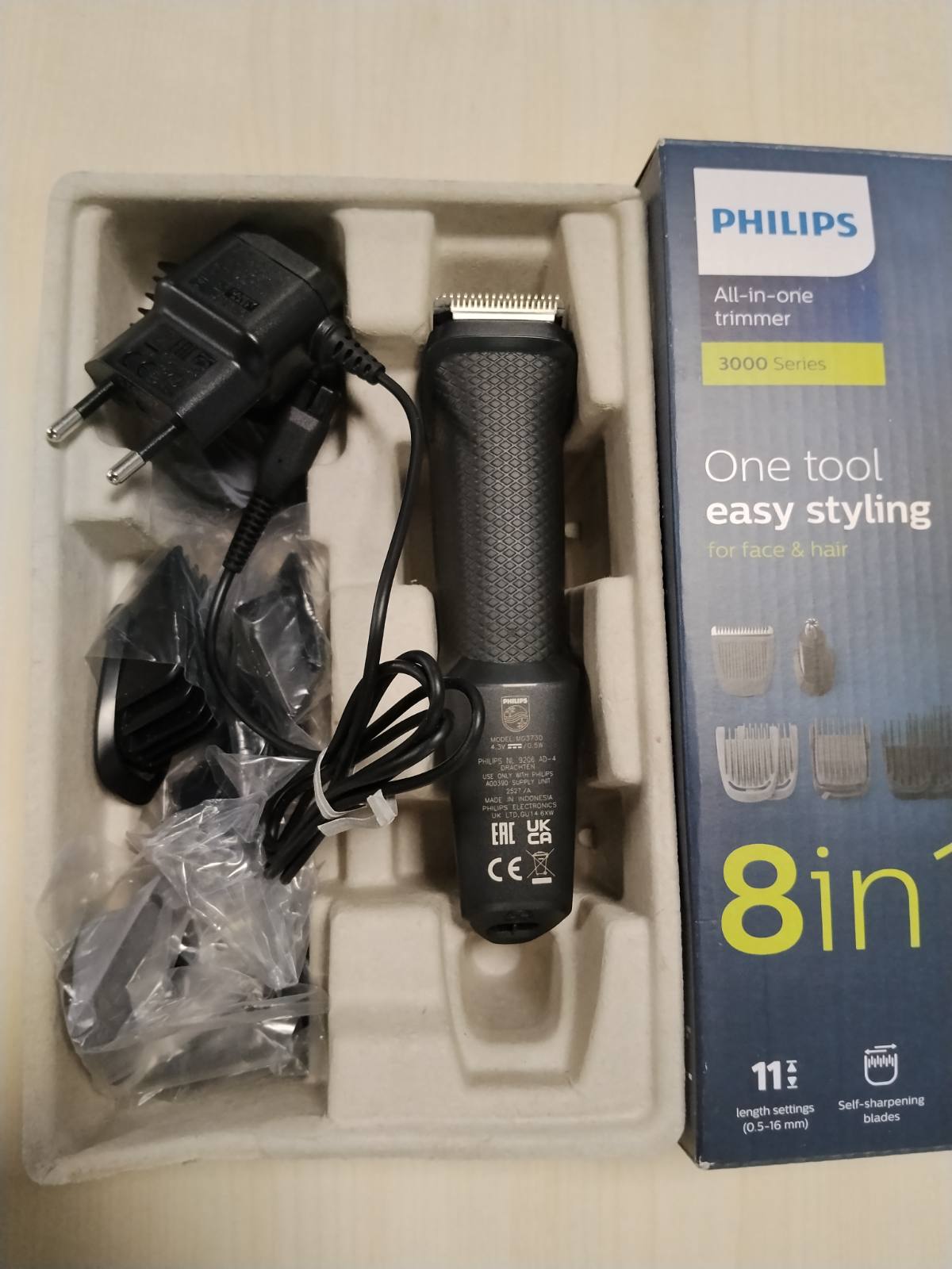 293008 - PHILIPS Makinë prerëse shumë-stili Series 3000 8-në-1, një mjet, stilim i lehtë për fytyrën dhe flokët, 11 gjatësi prerjeje (0.5 deri në 16 mm), modeli MG3730/15