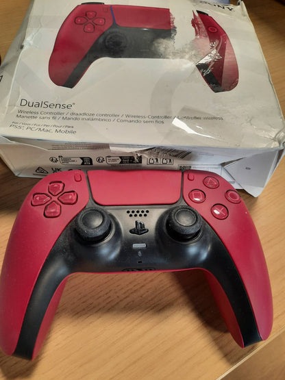 309615 - SONY PlayStation Kontrollues Zyrtar DualSense 5, Pa Tel, Reagim Haptik, Mikrofon i Integruar, Bateri e Rikarikueshme, I Përputhshëm me PS5/PC, Ngjyra: E Kuqe Kozmike
