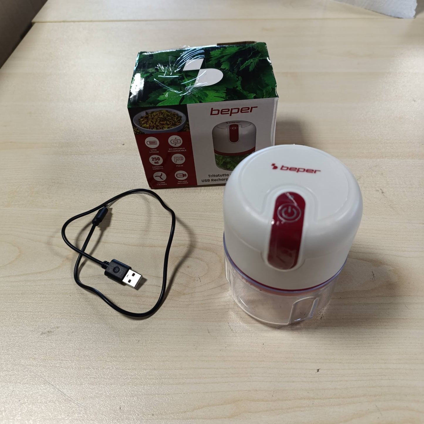 277583 - BEPER P102ROB050 Prerës me lidhje USB, mini përpunues ushqimi, kapacitet 250 ml, energji 3.7 V, 3 tehe çeliku inox, bateri e rikarikueshme, e kuqe/e bardhë