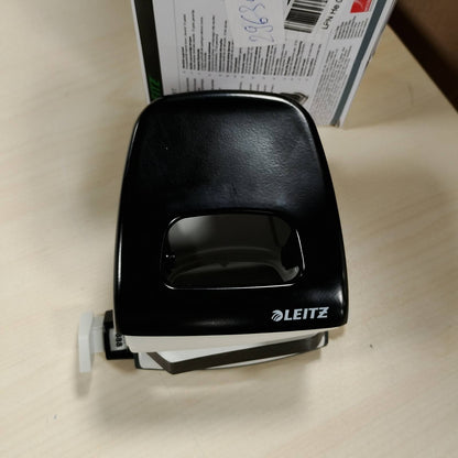 296344 - LEITZ Shpues vrimash Metal Office, për 30 fletë, shinë udhëzuese me shenja formati, dizajn ergonomik, e zezë, 50080095