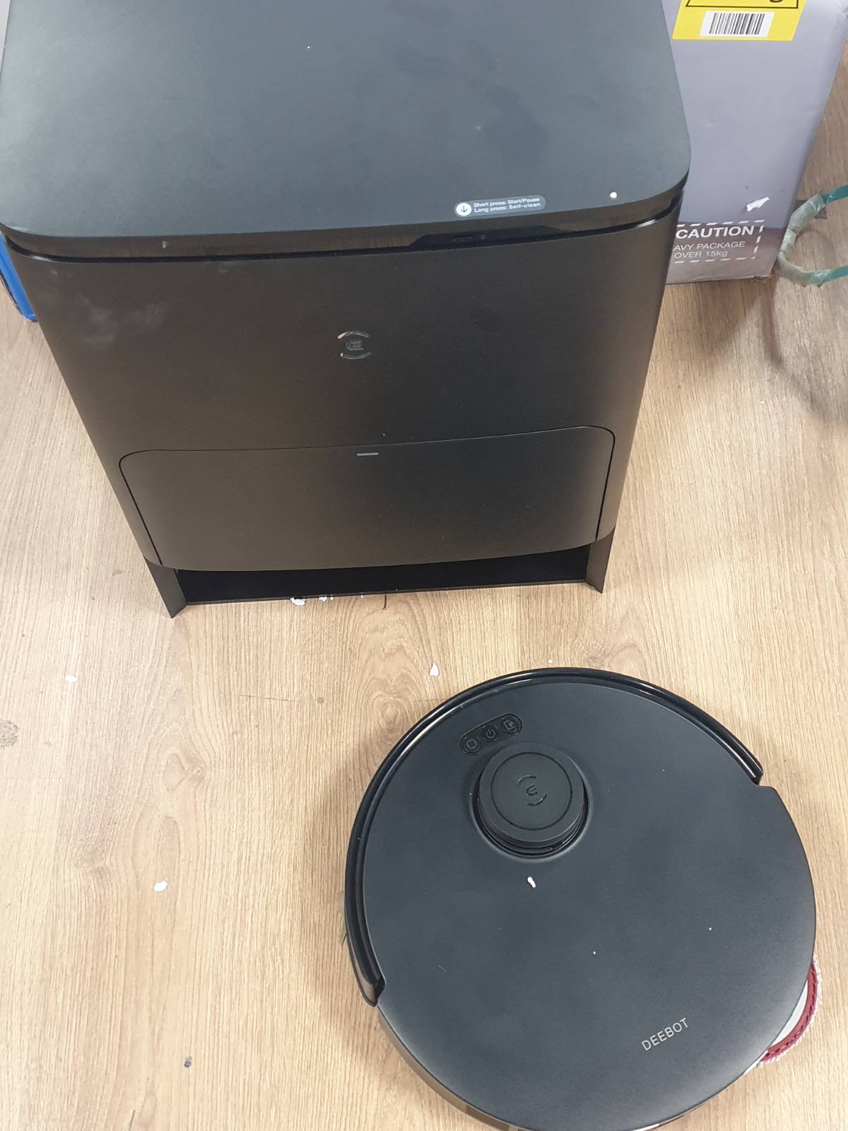 221000 - ECOVACS Fshesë me korrent robotike T30S Pro Omni, stacion lidhjeje, 11000Pa, furçë ZeroTangle, pastrim TruEdge, mopi me ujë të ngrohtë 70°C, bateri 350 minuta, ngjyrë e zezë