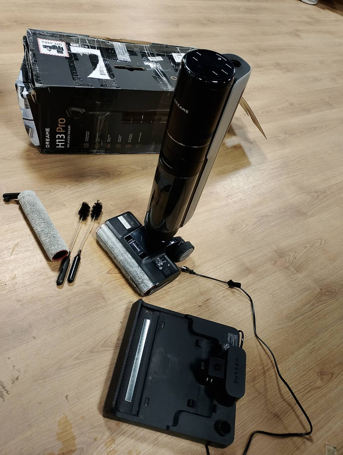 292021 - DREAME H13 Pro, Fshesë me korrent për lagështi dhe tharje, Larje 60°C, Tharje me ajër të ngrohtë 30 minuta, Pastrim automatik me rrotullim të dyfishtë, Thithje 18 kPa, Pastrim skajesh, Sistem GlideWheel, Furçë LED, Thithje automatike