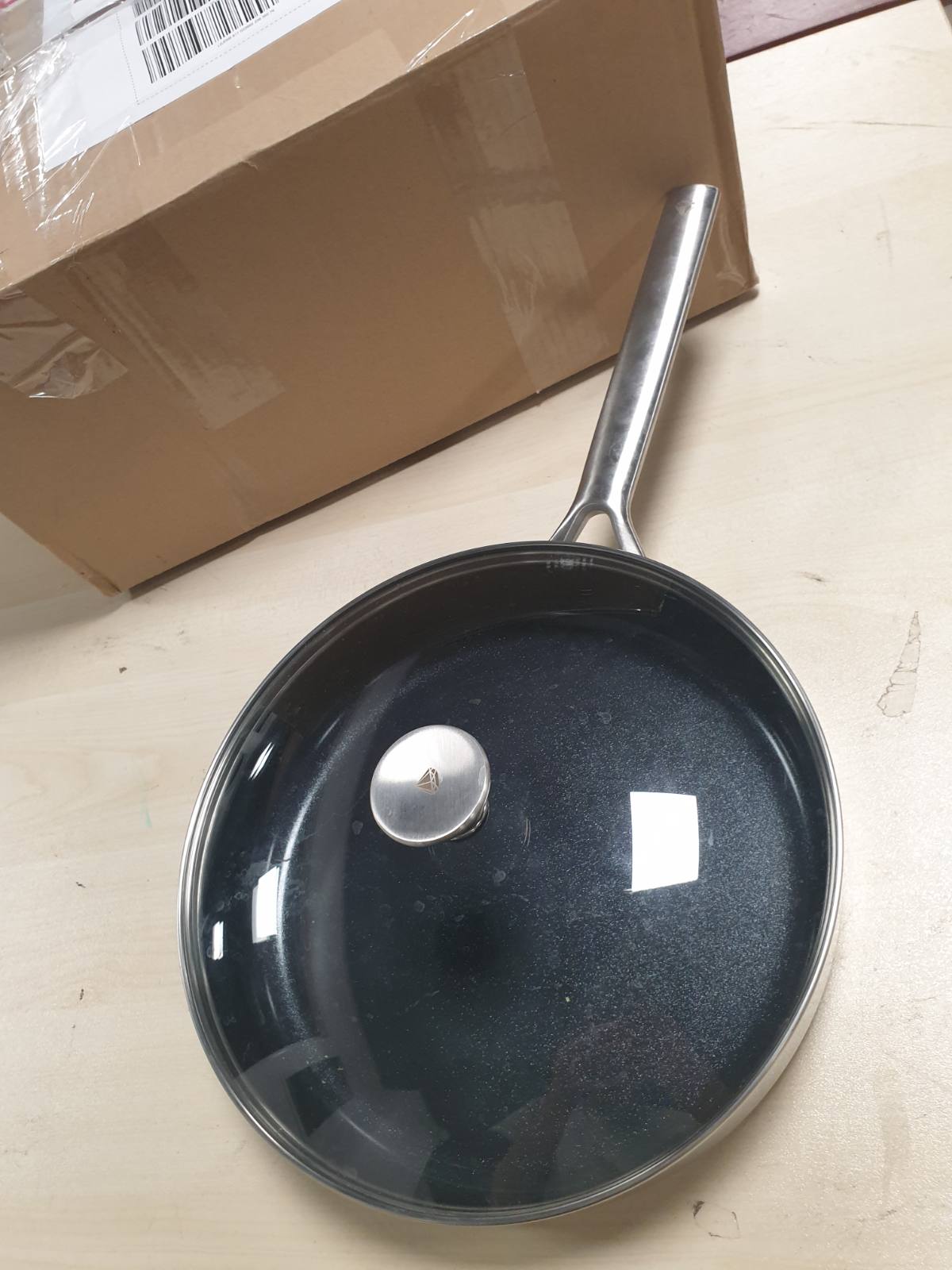 221209 - Tigan çeliku i trefishtë Blue Diamond me kapak, çelik inox 18/10, shtresë qeramike jo-ngjitëse e përforcuar me diamante, 28cm/3.6L, pa PFAS, shumështresore, me induksion, mund të lahet në lavastovilje, mund të futet në furrë, argjendi