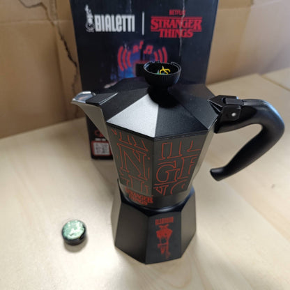 208169 - BIALETTI Moka Express Stranger Things - Makinë Kafeje Italiane, Kapaciteti 270ml, 6 Filxhanë, Buton Muzikor me Karikim USB-C, Jo i Përshtatshëm për Soba me Induksion, Ngjyra e Zi