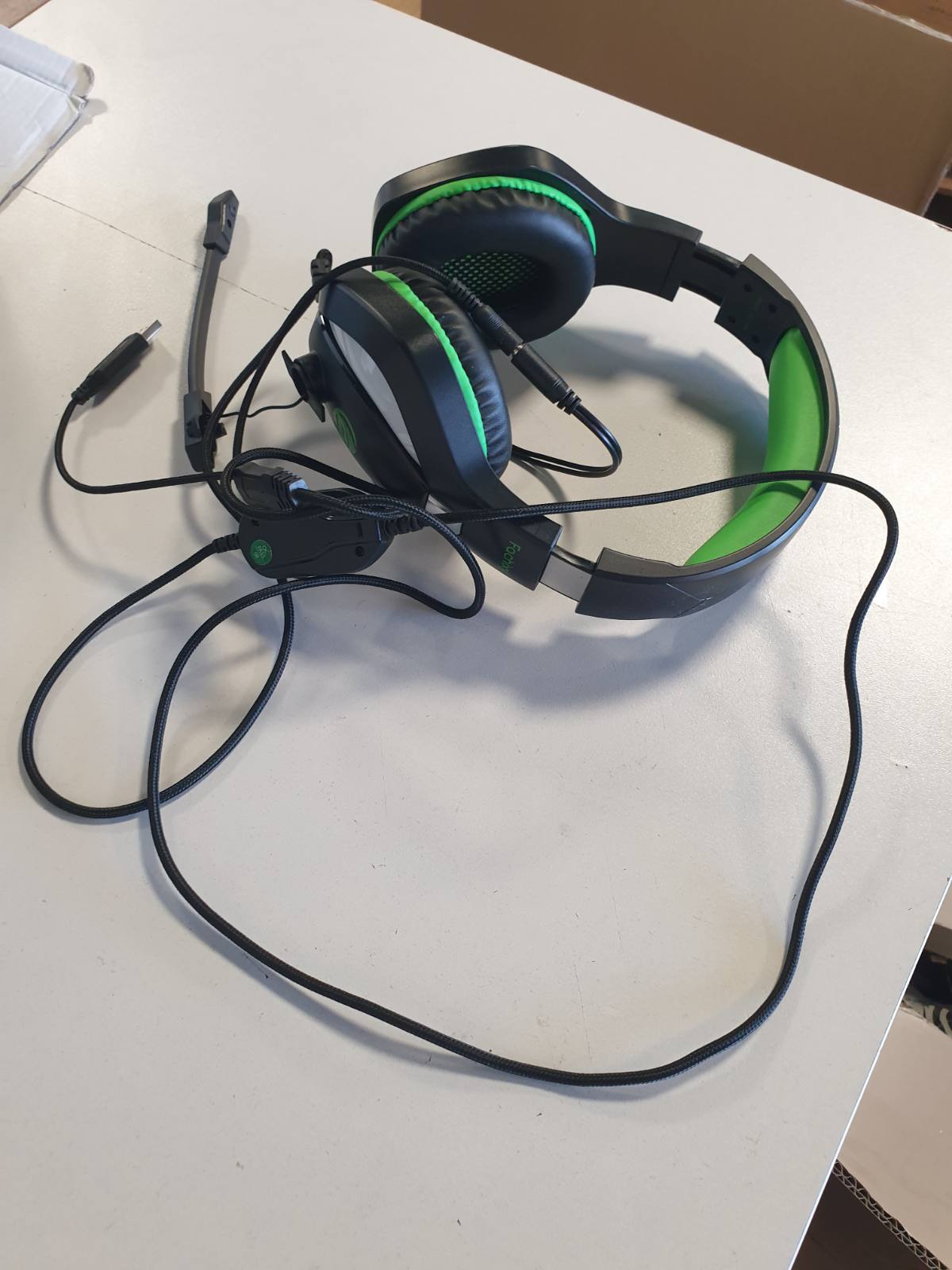 320105 - FACHIXY Kufje Lojërash FC100 për PC, PS4, PS5, Xbox, Mac, Nintendo Switch, Kufje me Ndriçim RGB, Mikrofon, Anulim Zhurme, Jack 3.5 mm - Jeshile