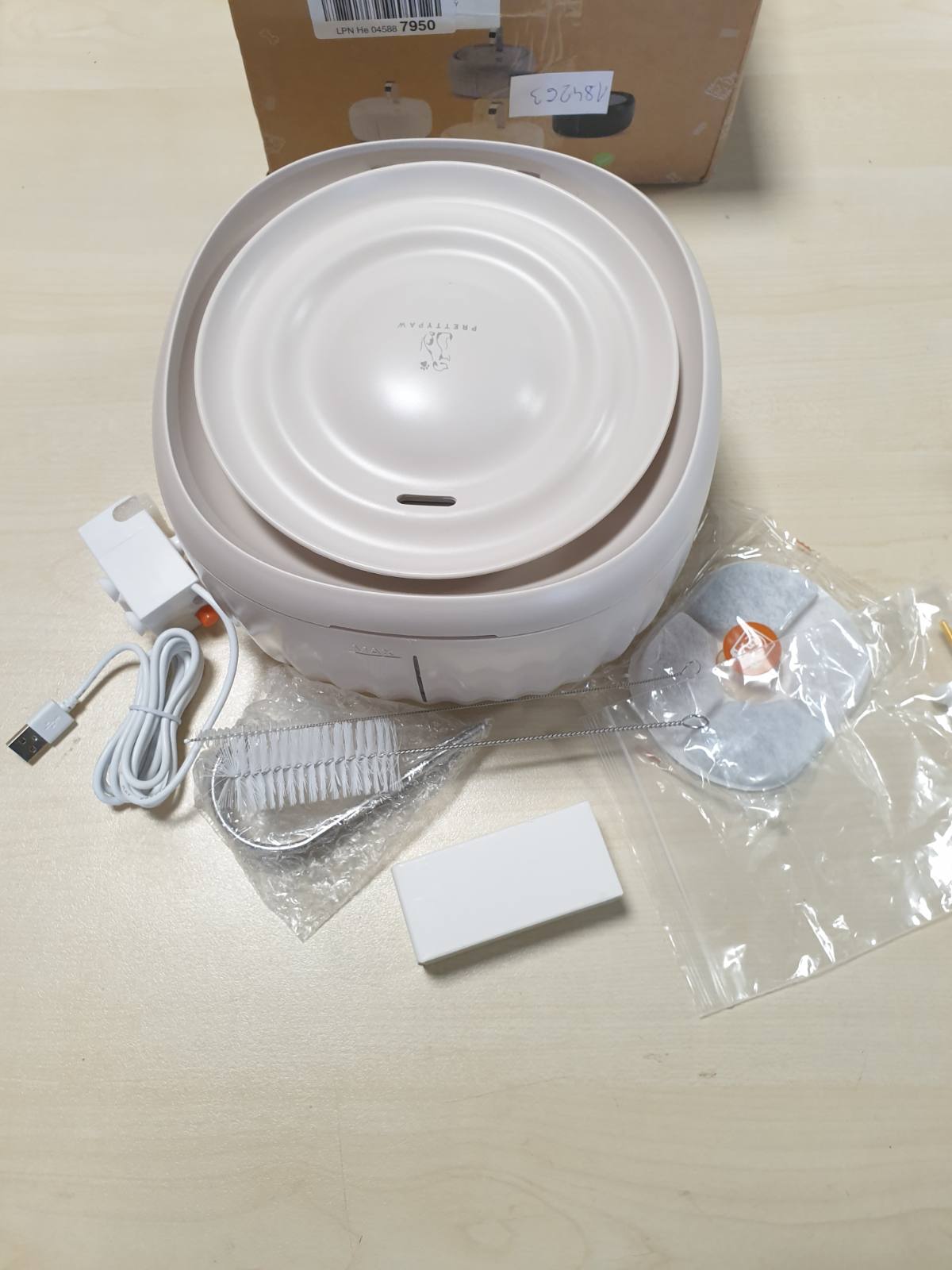 184263 - PRETTY PAW® Shatërvan Uji për Mace Aqua Flow Pro - I heshtur, pa BPA, kapaciteti 3L, me dritë LED dhe filtër karboni aktiv, i lehtë për t'u pastruar [E RE]