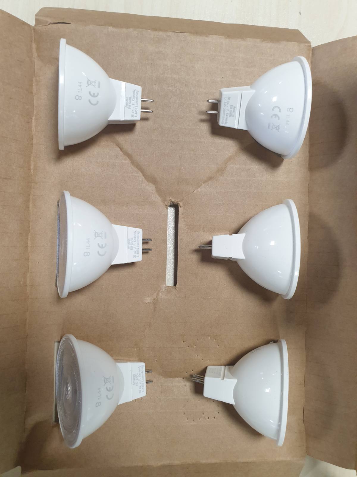 196733 - AMAZON BASICS Llampa LED me fokus GU5.3 MR16, 4.5W (ekuivalente me 35W), Ngjyra e Bardhë e Ngrohtë pa Rregullim, Pako prej 6 copë