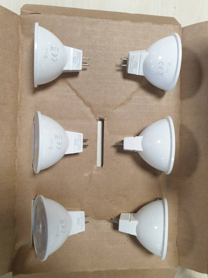 196733 - AMAZON BASICS Llampa LED me fokus GU5.3 MR16, 4.5W (ekuivalente me 35W), Ngjyra e Bardhë e Ngrohtë pa Rregullim, Pako prej 6 copë