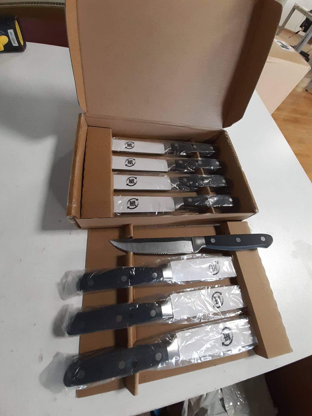 184874 - AMAZON BASICS Seti prej 8 Thikash për Biftek, prej Çeliku me Dhëmbëzim, Doreza Ergonomike, Çelik Inox i Zi