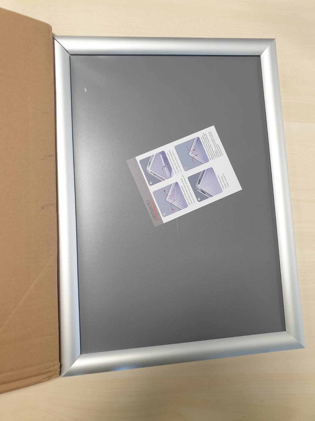 185163 - DEFLECTO Kornizë me Kapëse për Formatin DIN A3, për Postera, Kartolina dhe Reklama, në Format Vertikal ose Horizontal, Përmasat 32.7 x 45 x 1.2 cm