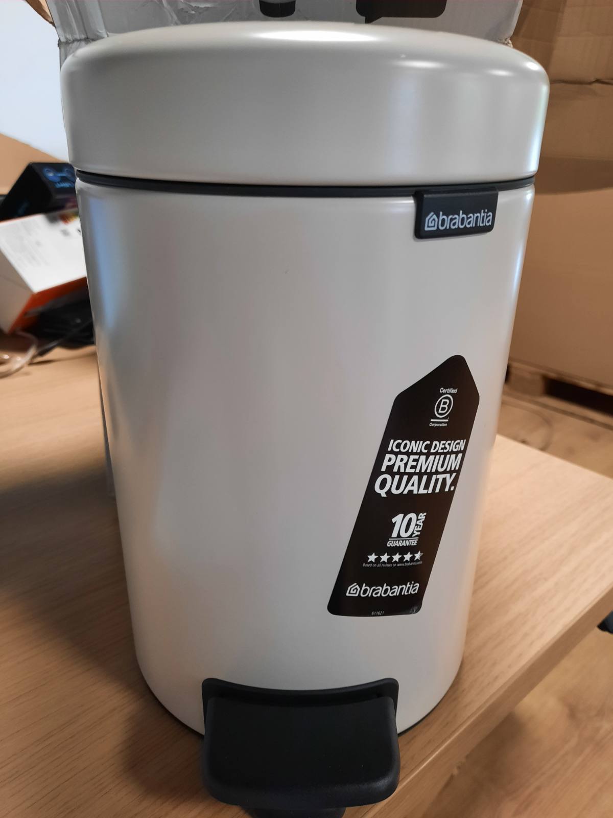 196201 - BRABANTIA - Kosh Mbeturinash NewIcon me Pedale, Kapacitet 3L, Kapak me Mbyllje të Butë, Pedale e Lehtë, Kovë e Brendshme e Lëvizshme, Nuk Rrëshqit, Ngjyre Bezhë, Madhësi 17 x 24 x 27 cm