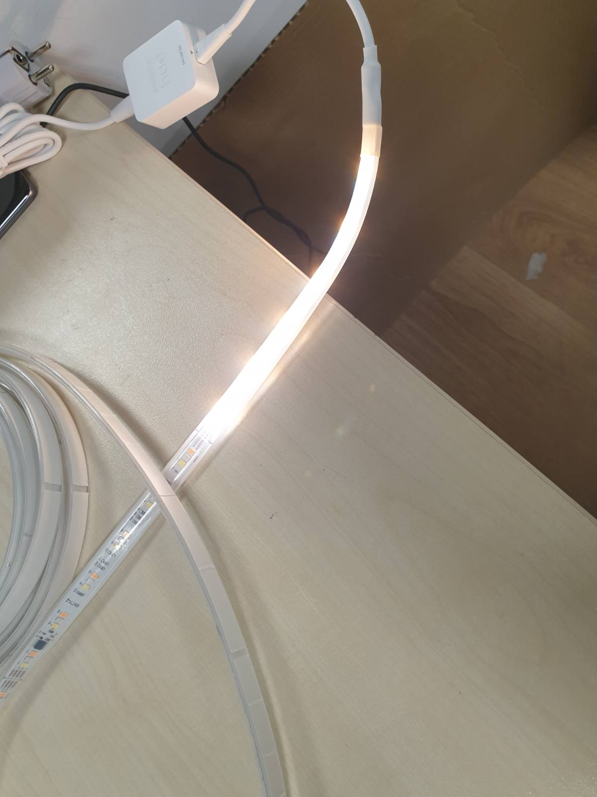 183125 - HUE FLUX Shirit LED 5m, 2,000lm, Dritë në Ambient të Ndryshueshëm, Ngjyrash Chromasync™, RGBWWIC, Fleksibil, i Prerë dhe Zgjatshëm, i Ripërdorshëm, Kontrollor Zëri/Aplikacion