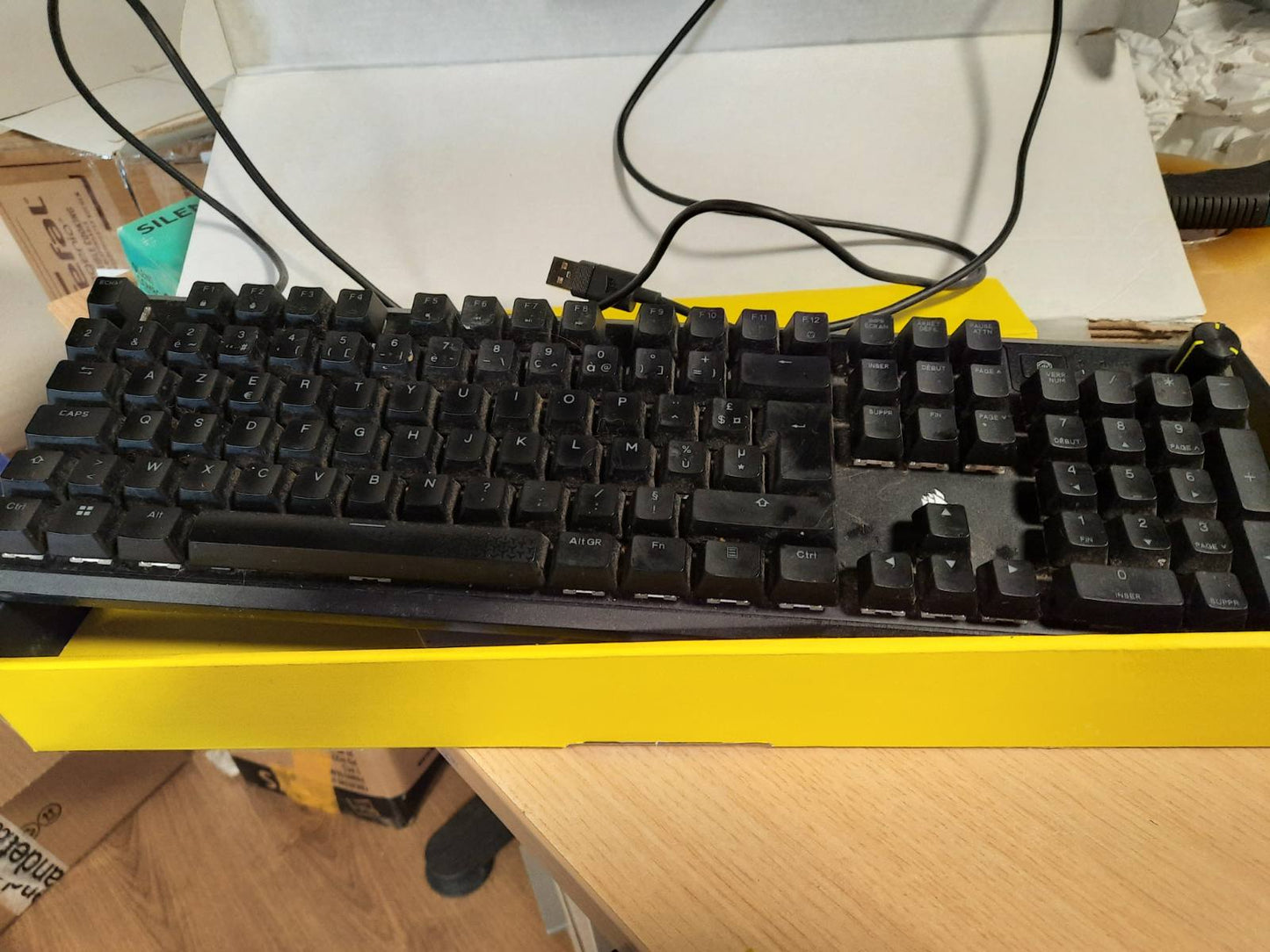 188747 - CORSAIR K70 CORE RGB - Tastierë Mekanike për Lojëra me Tela me Çelësa Linearë të Lubrifikuar MLX të Kuq, Amortizim Zhurme, Rrotë Kontrolli Mediash, AZERTY FR - Ngjyra e Zezë