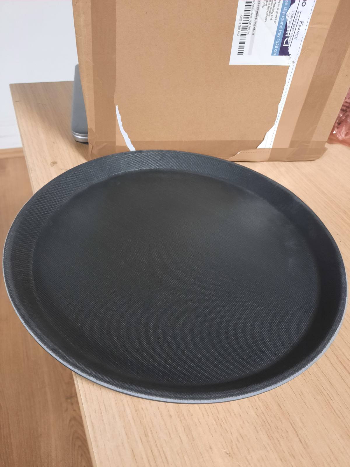 186658 - VOLILA Tabaka Servimi Rrumbullakët Anti-Rrëshqitëse, 28 cm - Për Servimin e Kafesë dhe Pijeve në Festa, Evente, Bare, Restorante dhe Shtëpi - 1 Njësi
