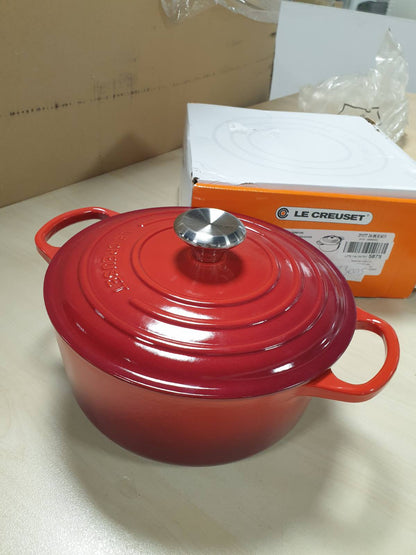 183005 - LE CREUSET Signature, Tavë e rrumbullakët prej gize me kapak, Ø 24 cm, 4.2L, 4.305 kg, për të gjitha llojet e sobave dhe induksionin, Ngjyrë qershie e kuqe, 21177240602430