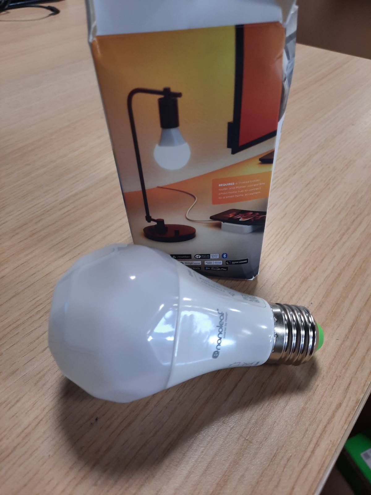 184653 - NANOLEAF Llambë LED Inteligjente Matter Essentials E27 RGBW, Sfera e Dhomës, e Pajtueshme me Google dhe Apple, Sync Muzike dhe Ekrani, Përdorim në Dhomë të Ndenjejës/Dhomë Gjumi/Zyrë/Lojëra, Bluetooth