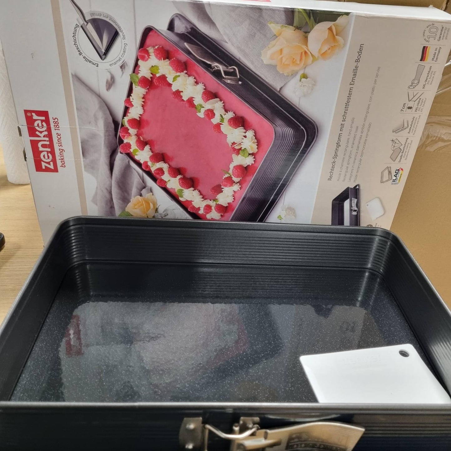 293204 - Tavë drejtkëndëshe me sustë ZENKER DELUXE, 1 copë, tavë pjekjeje katrore premium me bazë të emaluar dhe mbrojtje nga rrjedhjet, tavë për kek me shtresë jo-ngjitëse (ngjyra: e zezë metalike)