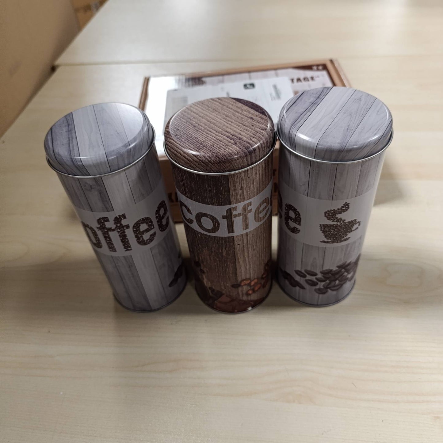 186871 - COM-FOUR® - Kutia e Metalit për Kapsulat e Kafesë 3X - Enë Ruajtëse me Kapak për Kafe, Çaj, Biskota (Nostalgji, Set 3 copë)