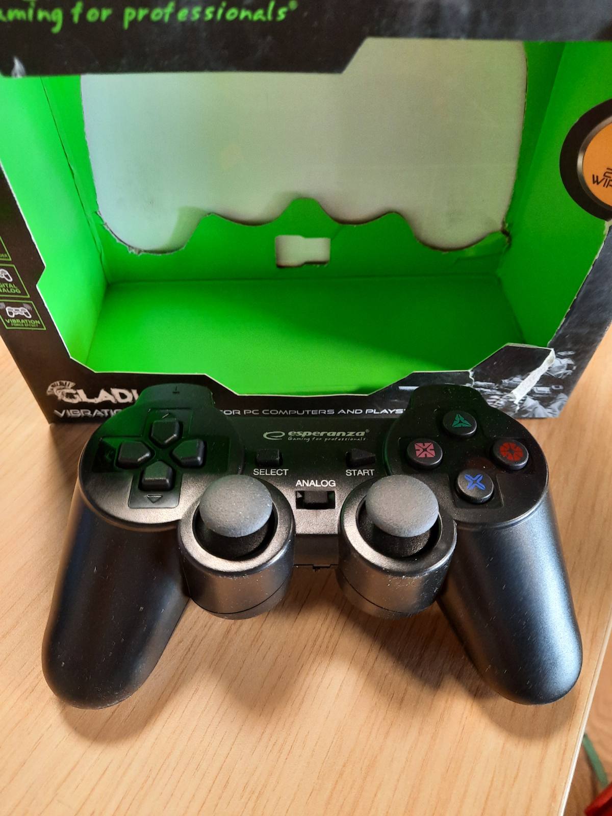 300053 - Esperanza EGG108K Gamepad pa tel 2.4GHz për PS3/PC, USB, Gladiator i zi