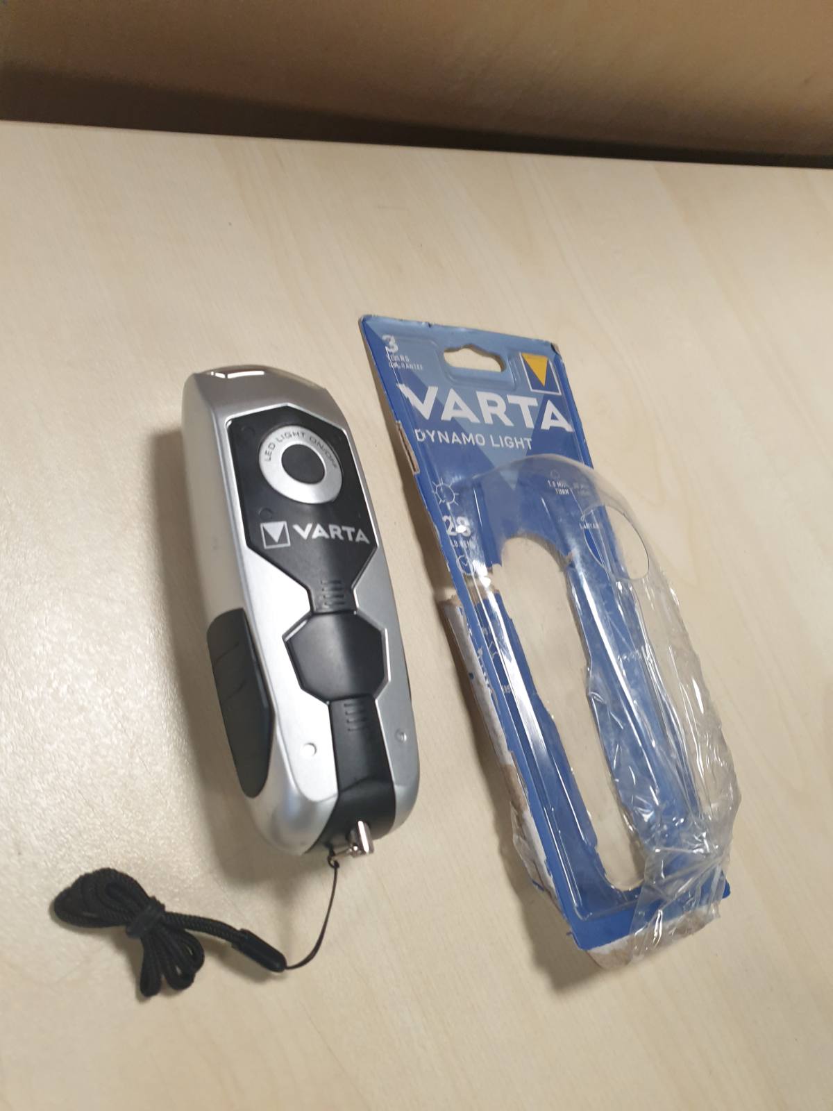 198414 - VARTA-Dritë Dinamo LED (3x5mm), me Dorezë, E Pavarur nga Bateria, E Përshtatshme për Makinë/Garazh/Emergjencë/ Ndërprerje Energjie/Kamping, 17680101401, Ngjyrë e Zezë/ Argjendtë