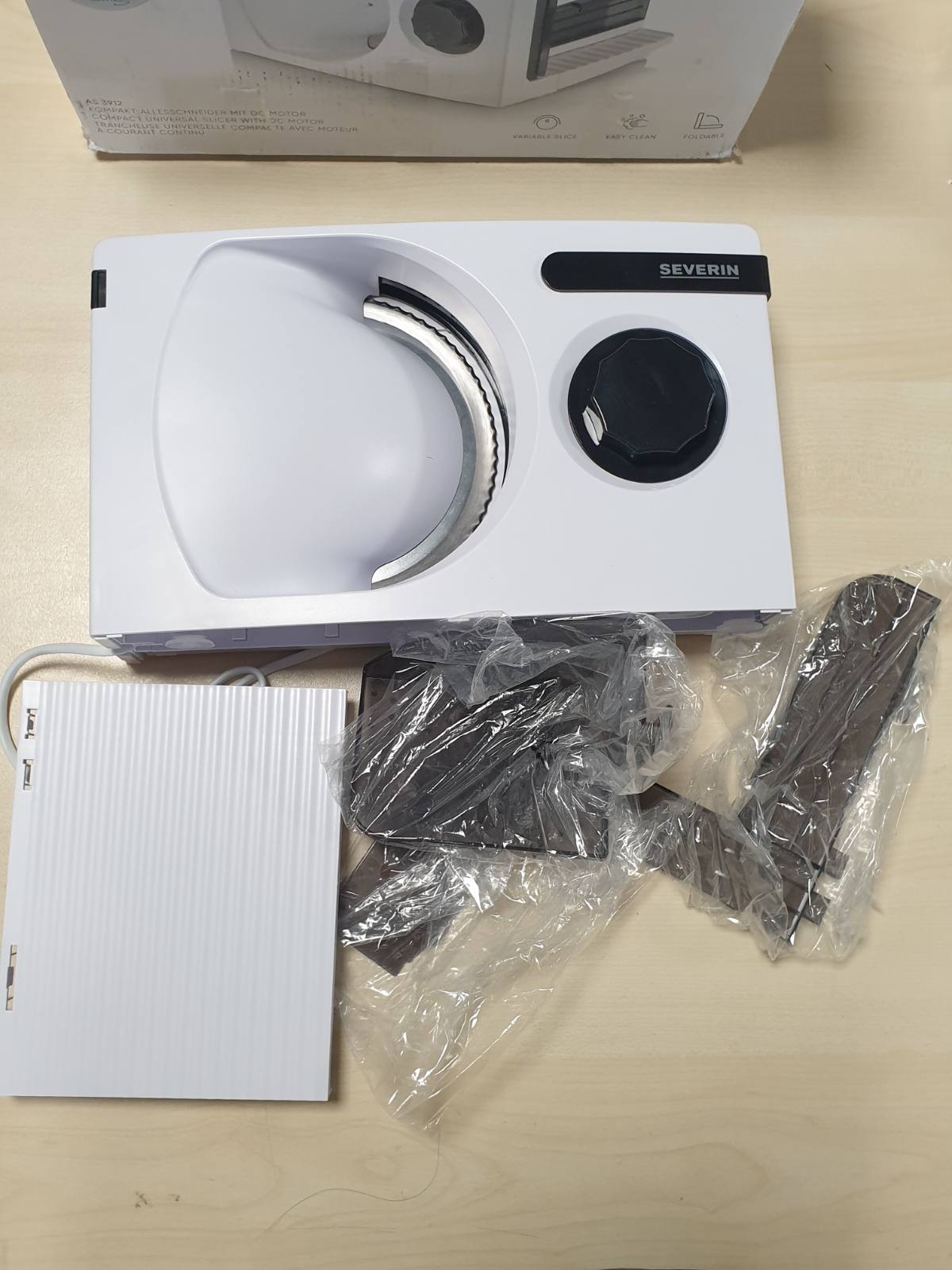 162288 - SEVERIN Prerës i Palosshëm, 100W, Motor DC, Trashësi 0-15 mm, Tehë Solingen i Lëvizshëm RSG, Çelës Sigurie, 10.1 x 20.2 x 33.1 cm, E Bardhë/E Zezë - Modeli AS 3912