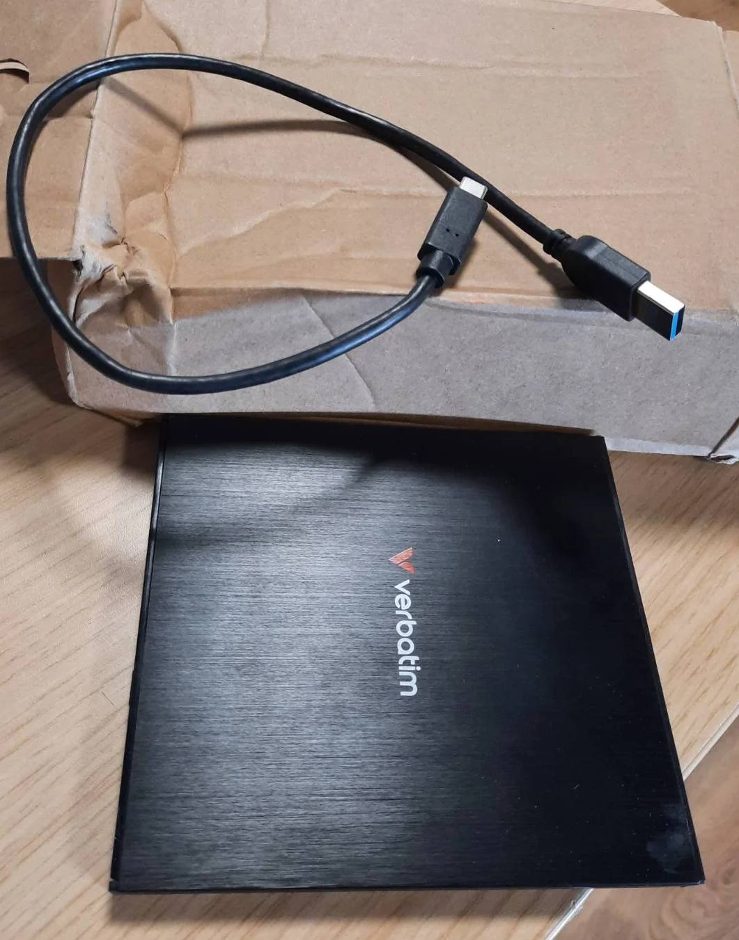 299299 - VERBATIM Djegës i Jashtëm CD/DVD Slimline, USB 3.2 Gen1, USB-C, Kabllo USB-C në USB-A i Përfshirë, Dizajn i Hollë