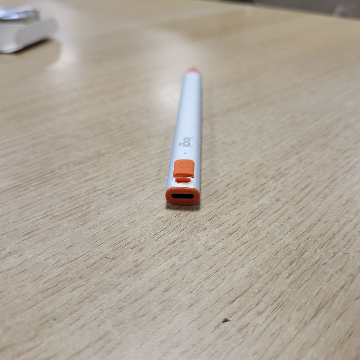 299162 - LOGITECH, Laps dixhital Crayon për të gjitha iPad-ët (2018 e më vonë) me teknologjinë Apple Pencil, dizajn kundër rrokullisjes dhe majë dinamike inteligjente - Argjendtë/Portokalli
