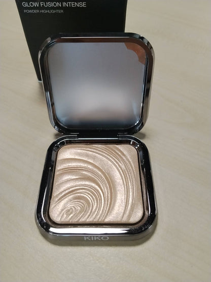 298353 - KIKO MILANO GLOW FUSION INTENSE PUDËR HIGHLIHTER 01 - Pudër për Fytyrën Illumite, Teksturë Mëndafshtë, Pesha 10g