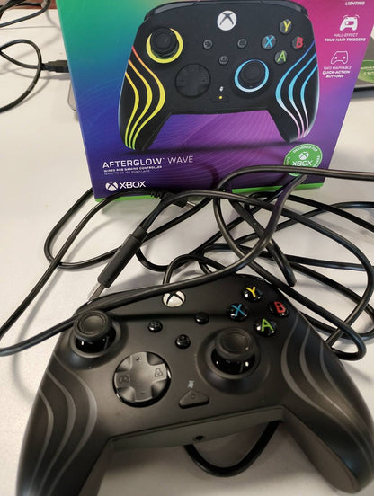 299380 - TURTLE BEACH AFTERGLOW WAVE, kontrollues i zi për lojëra me tel RGB, i licencuar për Xbox Series X ose S, Xbox One dhe Windows