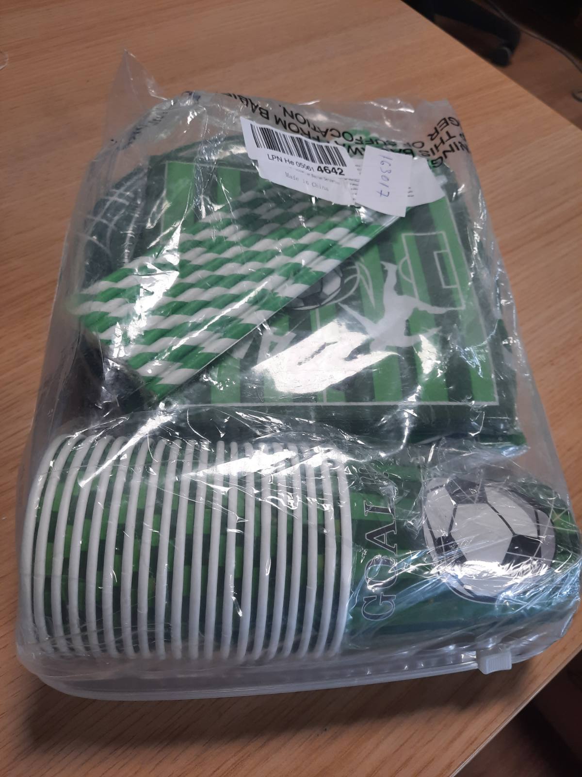 163017 - PYAILI - Kit Dekorimi për Festë Ditëlindjeje me Temë Futbolli, Enë Tavoline për Futboll për Fëmijë, Pjatë Letre, Pako prej 20 të Ftuar