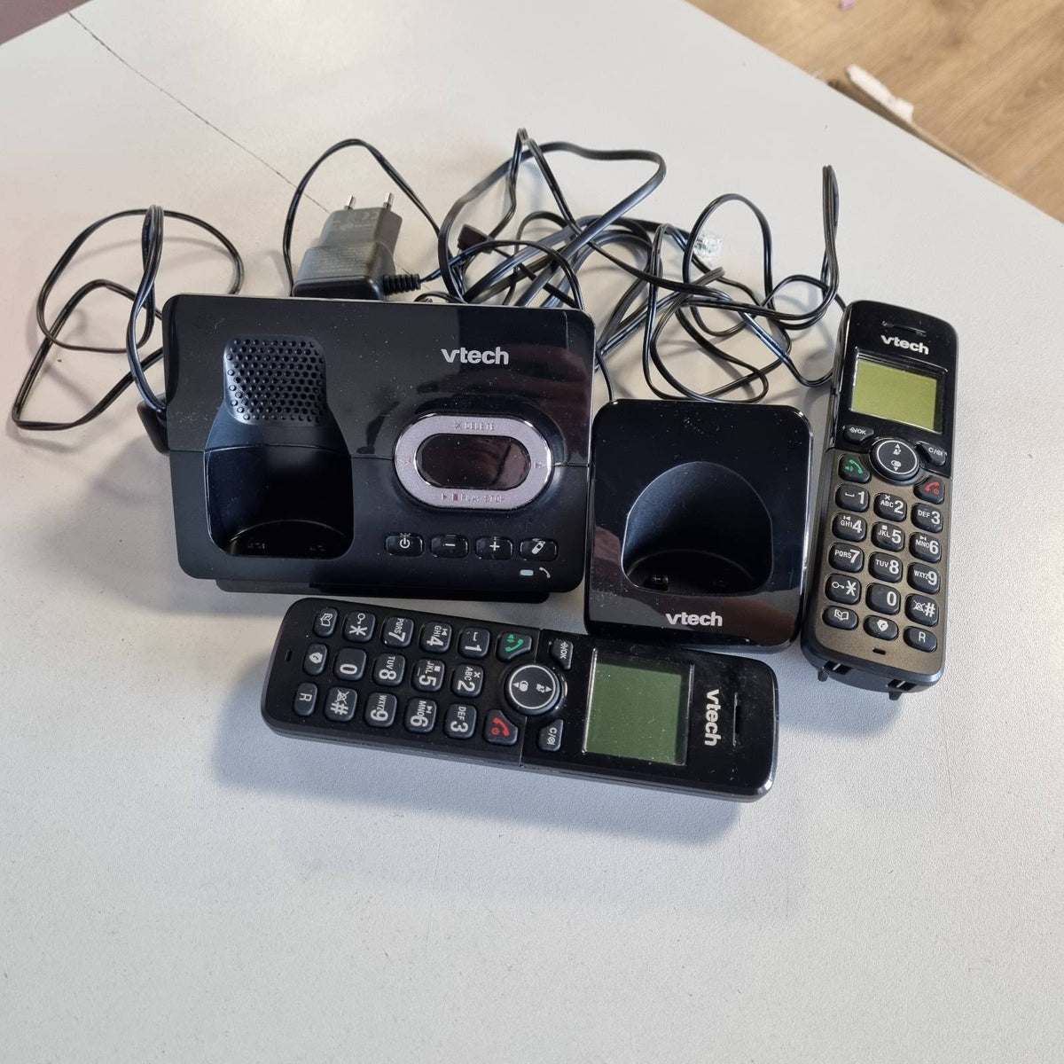 295765 - VTECH Telefon pa tel CS2051 me sekretari telefonike dhe 2 aparate, modalitet ECO+, telefon për të moshuar, telefon fiks, bllokim thirrjesh, funksion pa duar, butona të mëdhenj, ekran me 1 rresht, i zi
